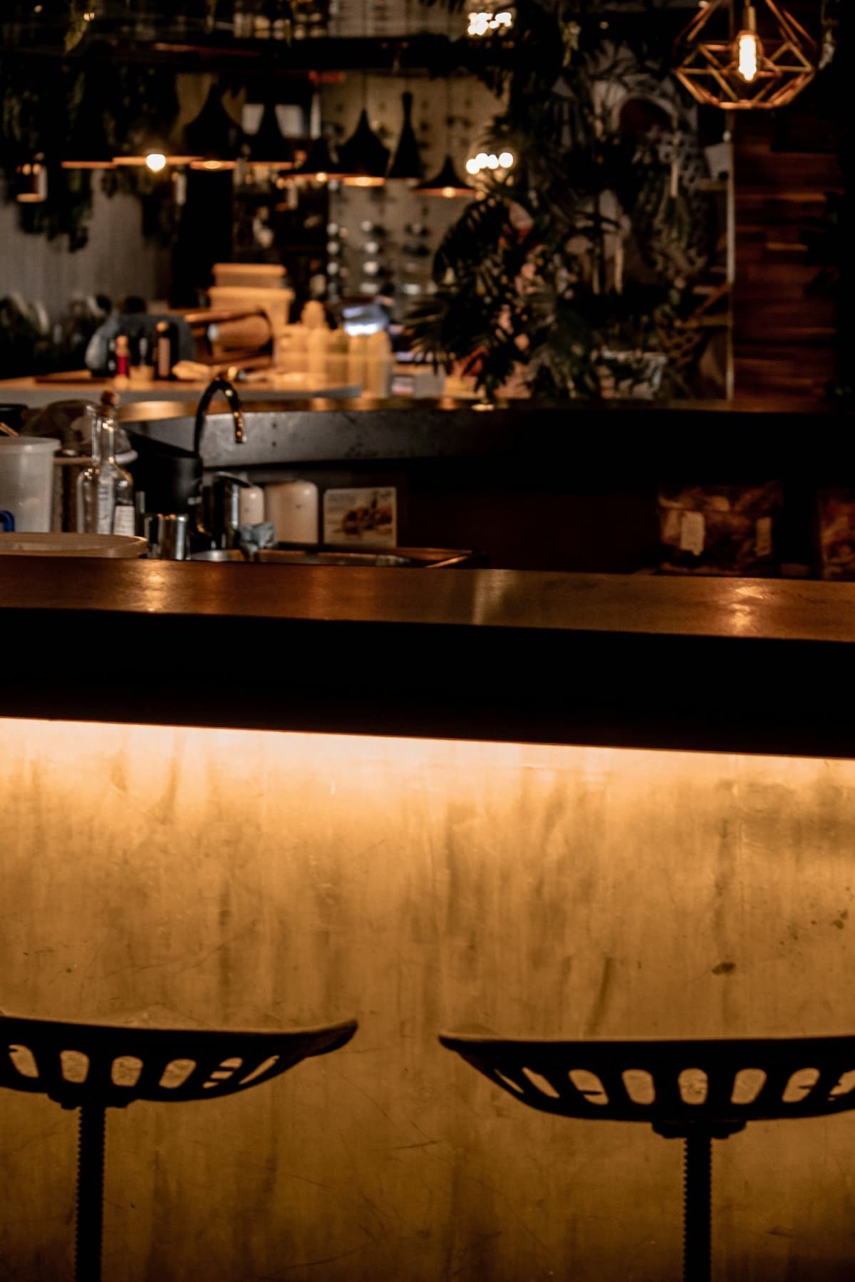 Un comptoir de bistrot dans une lumière chaude